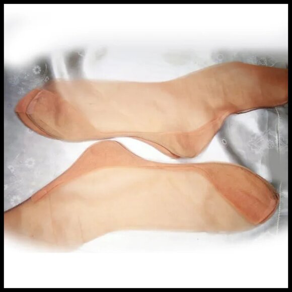 Vintage Seamed Nylon Stockings Two Pair 2940s R H T & Cuban Heel - Picture 8 of 14